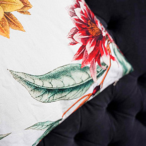 Декоративная подушка с цветочным принтом