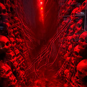 Бесконечный туннель из черепов