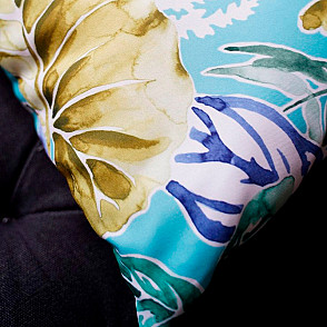 Декоративная подушка с акварельным принтом листьев
