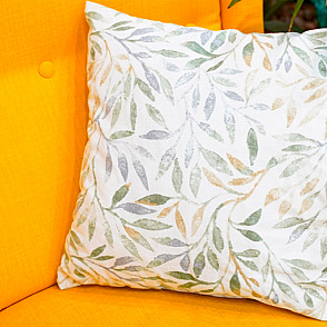 Декоративная подушка с зелёными листьями