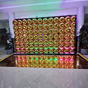 Фотозона из золотых фольгированных шаров