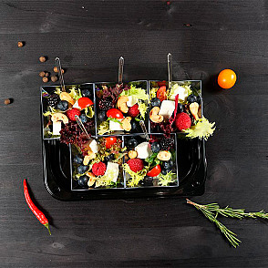 Салат микс с фетой и ягодами