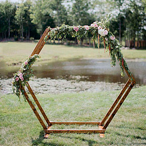Свадебная арка сотой с декоративными цветами