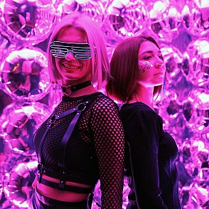 Фотозона из зеркальных шаров Розовая