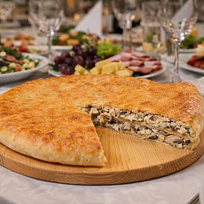 Пирог с курицей, сыром и грибами