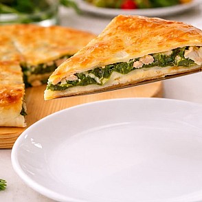 Пирог с курицей, шпинатом и сыром