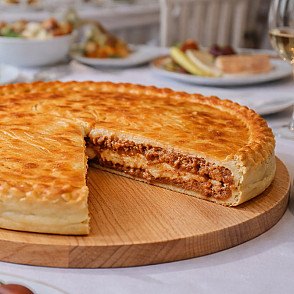 Пирог с мясом в томатном соусе и сыром