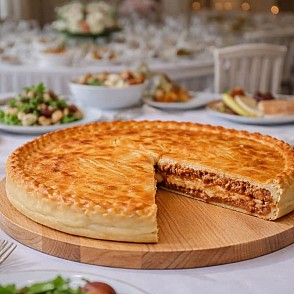 Пирог с мясом в томатном соусе и сыром
