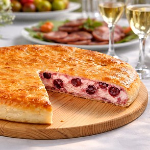 Пирог с творогом и вишней