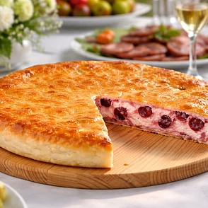 Пирог с творогом и вишней
